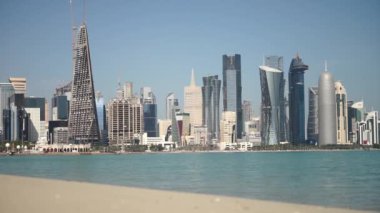 Doha, Katar 'daki plajdan gökdelenlerle şehir merkezi manzarası 