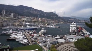 Monte Carlo Gemi Limanı, Temmuz 2019. Monte Carlo 'da bir yaz günü panoramik gezi manzarası, Monako