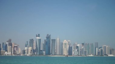 Doha 'nın modern siluetinin panoramik görüntüsü. Güneşli günde Katar