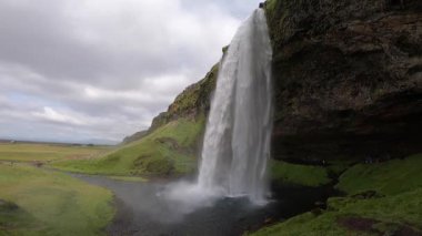 Yaz boyunca yavaş çekimde güzel şelale Seljalandsfoss. İzlanda