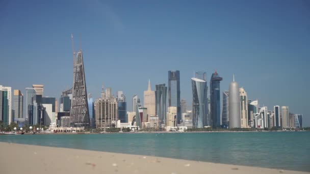 Utsikt över centrum med skyskrapor från stranden i Doha, Qatar — Stockvideo