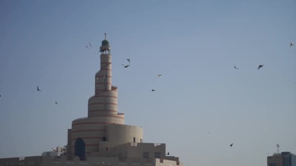 DOHA, QATAR - JANUARY 2020: Islamic Mosque in Doha with lots of flying pigeons on in Doha, Qatar, Middle East — Stockvideo