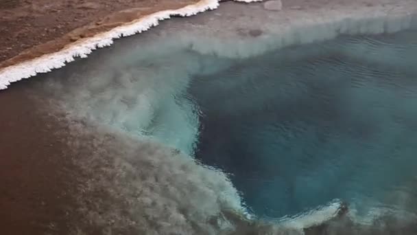Blå pool av varm källa i geotermisk zon nära berömda Geyser på Island. — Stockvideo