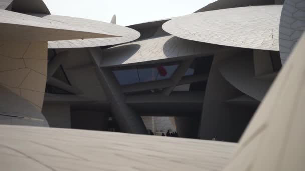 Doha, Qatar - 02 januari 2020: Zicht op Qatar National Museum — Stockvideo