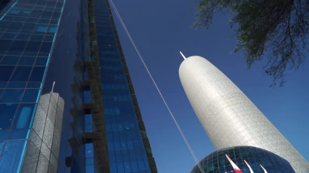 Doha, Qatar - december 2019. Al Bidda Tower en World Trade Center op zonnige lucht achtergrond — Stockvideo