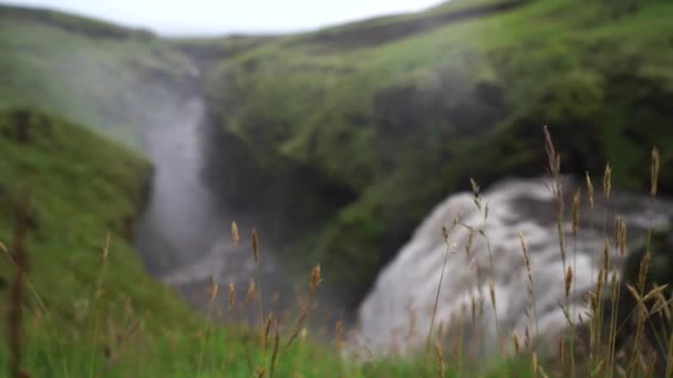 Mooie gladde waterval in IJsland op het wandelpad Fimmvorduhals in slow motion 's avonds — Stockvideo