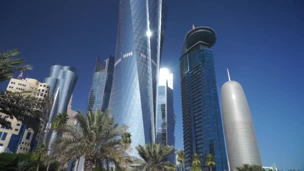 卡塔尔多哈- 2019年12月。Al Bidda塔和世界贸易中心在阳光灿烂的天空背景下 — 图库视频影像