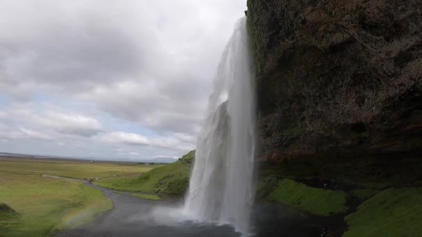 Gyönyörű vízesés Seljalandsfoss lassított felvételen nyáron. Izland — Stock videók