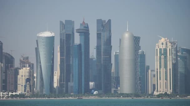 Panoramablick auf die moderne Skyline von Doha. Katar an sonnigem Tag — Stockvideo