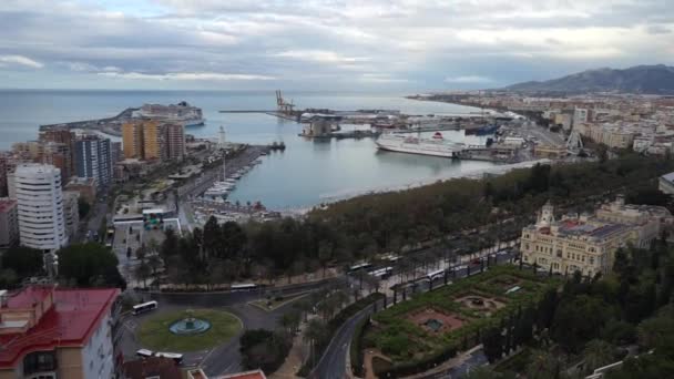 Malaga şehir manzarasının panoramik görünümü ve yukarıdan portu — Stok video