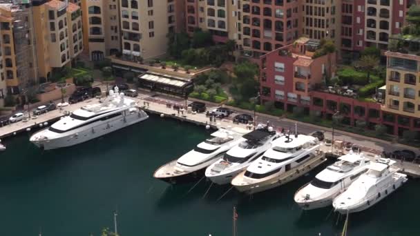 Port de Fontvieille, Monte Carlo, Mônaco, julho de 2019. Apartamentos preciosos e porto com iates de luxo na baía, Monte Carlo, Mônaco, Europa — Vídeo de Stock