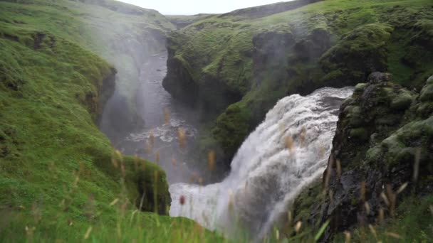 Vacker slät vattenfall på Island på vandringsled Fimmvorduhals i slow motion under kvällen — Stockvideo