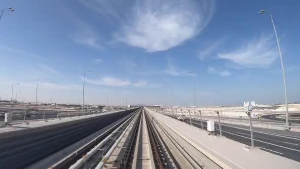 Vlak metra odjíždí z stanice metra Al Wakra v Dauhá timelapse, Katar - leden 2020. — Stock video
