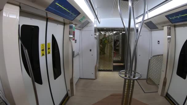 Interior de uma cabine em metro em Doha, Qatar - Janeiro 2020 — Vídeo de Stock