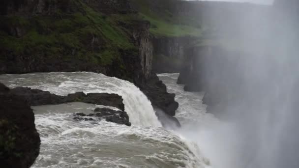 Gullfoss vízesés a felhős napon. Izland. Lassú mozgás — Stock videók