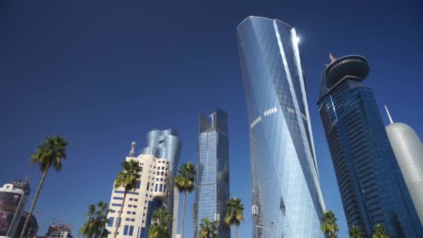 Doha, Qatar - diciembre 2019. Torre Al Bidda y World Trade Center sobre fondo de cielo soleado — Vídeo de stock