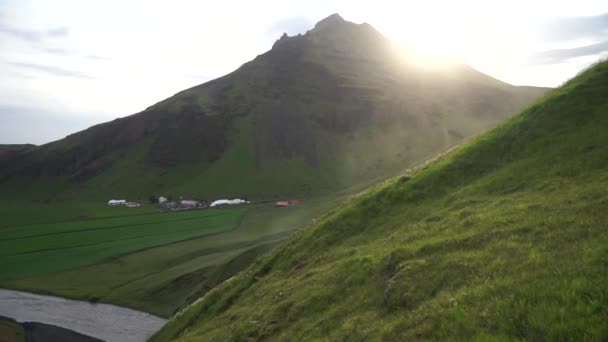 Gün batımında yavaş çekimde üstten Skogafoss şelalesi. İzlanda — Stok video