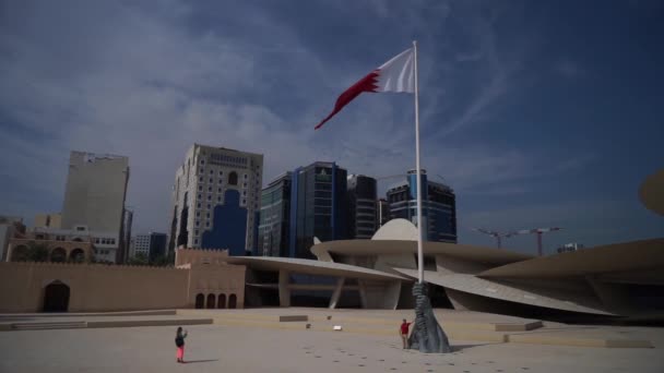 Doha, Qatar - 02 de enero de 2020: Vista en el Museo Nacional de Qatar — Vídeo de stock