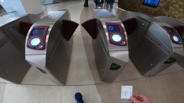 Doha, Qatar - januari. 2020. Mannen gaan door Turnstiles in het interieur van Al Bidda metrostation — Stockvideo