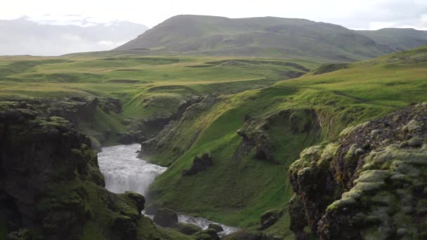 Beautiful smooth waterfall in Iceland on the hiking trail Fimmvorduhals in slow motion during evening — Stock Video