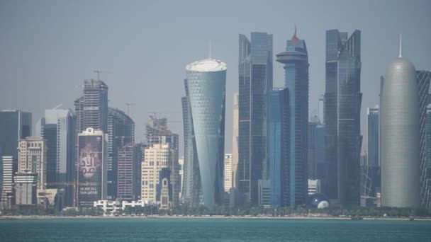 Panoramablick auf die moderne Skyline von Doha. Katar an sonnigem Tag — Stockvideo