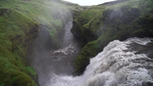 Вечорами в Ісландії мальовничі гладенькі водоспади на стежці Fimmvorduhals — стокове відео