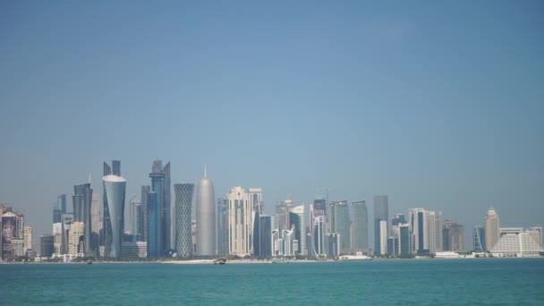 Panoramablick auf die moderne Skyline von Doha. Katar an sonnigem Tag — Stockvideo