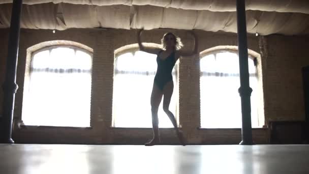 Silhouet van een jonge goed gevormde ballerina dansend op het enorme raam. Concept van gezond en schoonheid — Stockvideo