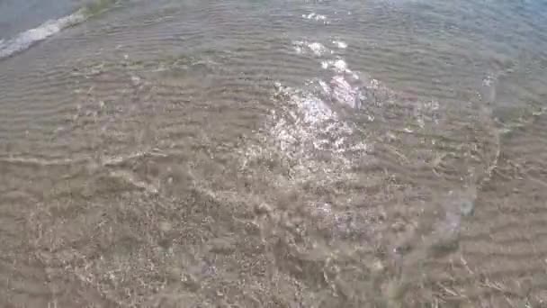4k slow-motion af krystalklart vand og hvidt sand – Stock-video