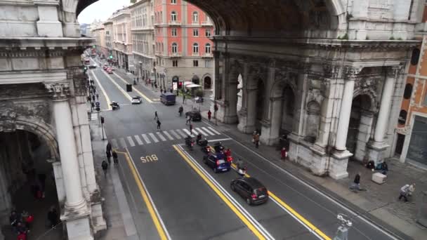Генуя Італія, квітень 2019. Люди перетинають широку вулицю під Понте Монументале. — стокове відео