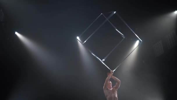 Cirque homme musclé performer faire des tours avec jonglerie cube accessoires à fond noir. Concept de concentration, de contrôle, de force et de puissance — Video