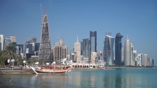 Doha, Katar - Dezember 2019. Hochhäuser im Stadtzentrum von Doha. — Stockvideo