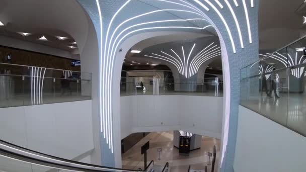 Doha, Qatar - janeiro de 2020. O interior da estação de metro Al Bidda . — Vídeo de Stock