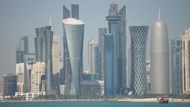 Панорама сучасного горизонту Дохи. Катар у сонячний день. — стокове відео