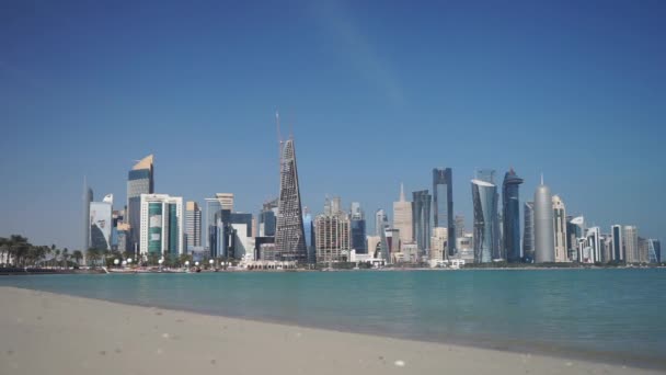 Vista del centro de la ciudad con rascacielos desde la playa en Doha, Qatar — Vídeo de stock