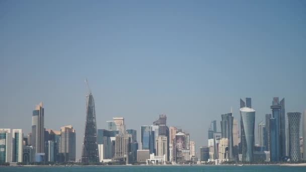 Panoramablick auf die moderne Skyline von Doha. Katar an sonnigem Tag — Stockvideo