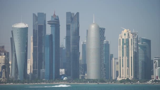 Panoramablick auf die moderne Skyline von Doha. Katar an sonnigem Tag — Stockvideo