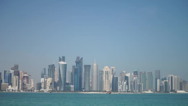 Vue panoramique sur l'horizon moderne de Doha. Qatar le jour ensoleillé — Video