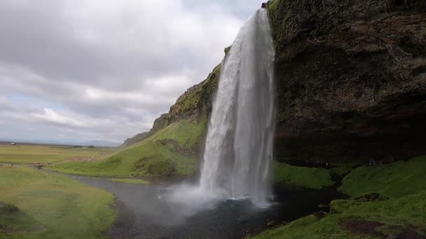 Prachtige waterval Seljalandsfoss in slow-motion tijdens de zomer. IJsland — Stockvideo