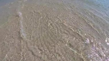 Kristal berrak su ve beyaz kumdan 4k yavaş çekim
