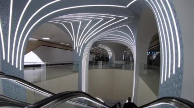 Doha, Katar - Ocak 2020. Al Bidda metro istasyonunun içi..
