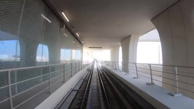 Metro Treni Doha, Katar 'daki Al Wakra Metro İstasyonu' ndan dışarı çıkıyor - Ocak 2020.