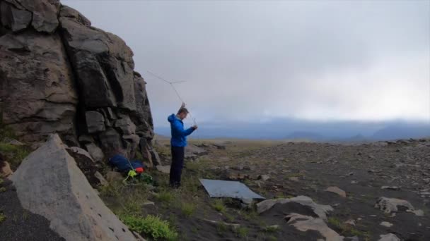 Time lapse of Hiker setting up a camping tent on the volcanic landscape on the Fimmvorduhals hiking trail, Islandia — Vídeo de stock