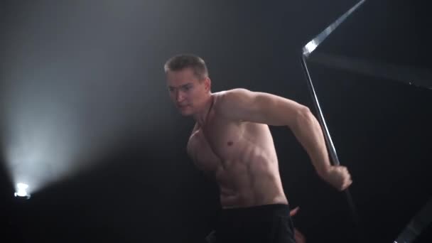 Цирковой мужчина мускулистый исполнитель делает трюки с жонглированием кубическим реквизитом на черном фоне. Концепция концентрации, контроля, силы и мощности — стоковое видео