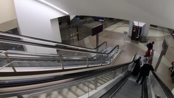 Doha, Qatar - januari 2020. Het interieur van het Al Bidda metrostation. — Stockvideo