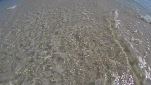 Kristal berrak su ve beyaz kumdan 4k yavaş çekim — Stok video