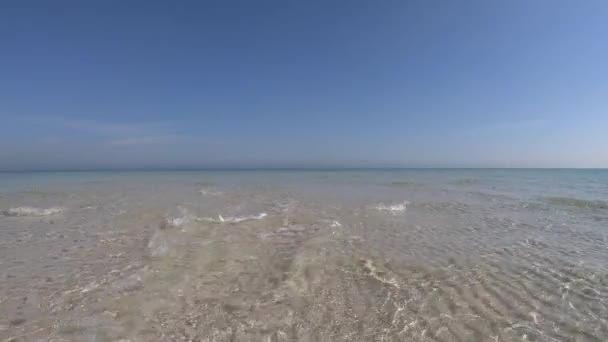 4k slow-motion of Crystal clear water and white sand with blue sky — Stock videók