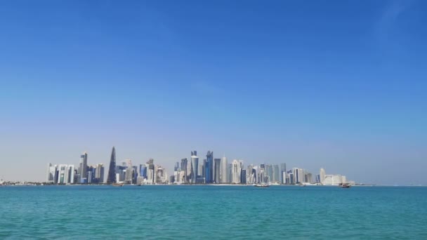 Panorámás kilátás a modern kilátást Doha. Katar a napsütéses napon — Stock videók