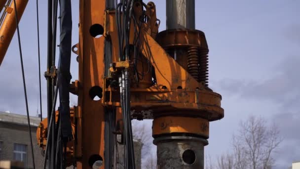 Bohrmaschine bei der Arbeit mit Himmelshintergrund. Nahaufnahme — Stockvideo