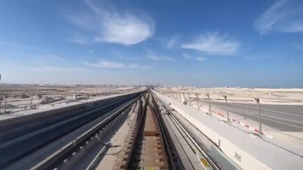 Vlak metra odjíždí z stanice metra Al Wakra v Dauhá timelapse, Katar - leden 2020. — Stock video